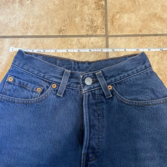 Vintage 501 levi shorts USA - Picture 6 of 9